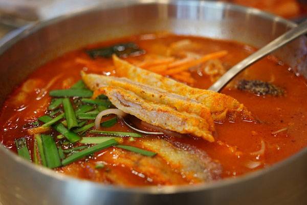 고혈압 개선을 위해서는 염분 섭취를 줄이는 게 중요하다. 특히 겨울철 자주 찾게 되는 국물 섭취에 주의해야 한다./사진=클립아트코리아