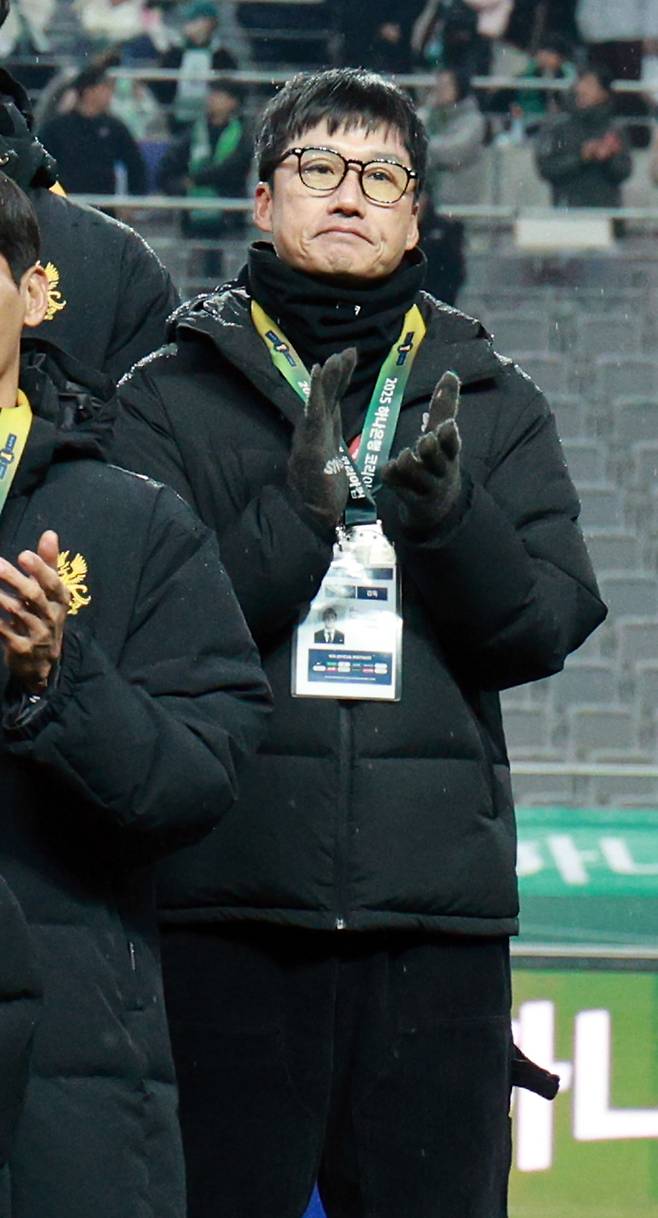 <yonhap photo-3461=""> 준우승 광주 FC, 아쉬운 이정효 감독 (서울=연합뉴스) 한종찬 기자 = 6일 오후 서울 마포구 월드컵로 서울월드컵경기장에서 열린 2025 하나은행 코리아컵 시상식에서 준우승을 차지한 광주 FC의 이정효 감독이 기념촬영을 하고 있다. 2025.12.6 saba@yna.co.kr/2025-12-06 18:07:22/ <저작권자 ⓒ 1980-2025 ㈜연합뉴스. 무단 전재 재배포 금지, AI 학습 및 활용 금지></yonhap>