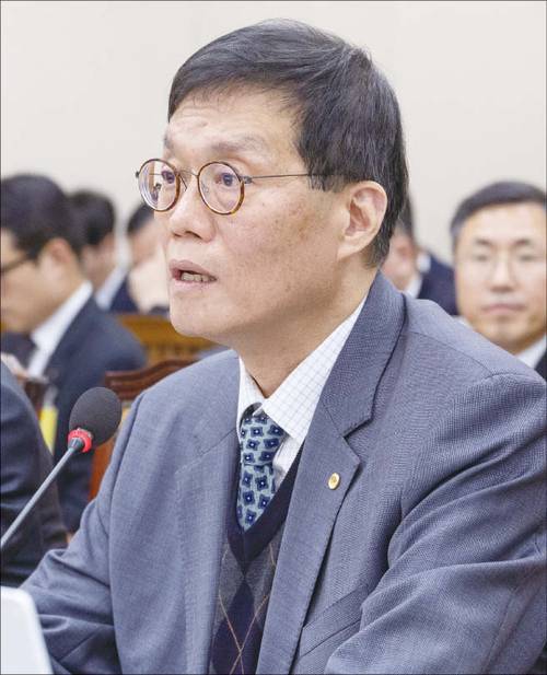 원화 스테이블코인 발행 주체를 둘러싼 의견 차이가 좁혀지지 않는다. 한국은행은 ‘은행 중심 발행’ 원칙을 굽히지 않으며 기존 입장을 재확인하고 있다. 사진은 이창용 한국은행 총재가 10월 말 2025년 종합 국감에 출석해 스테이블코인 관련 의원 질의에 답하는 모습. (연합뉴스)