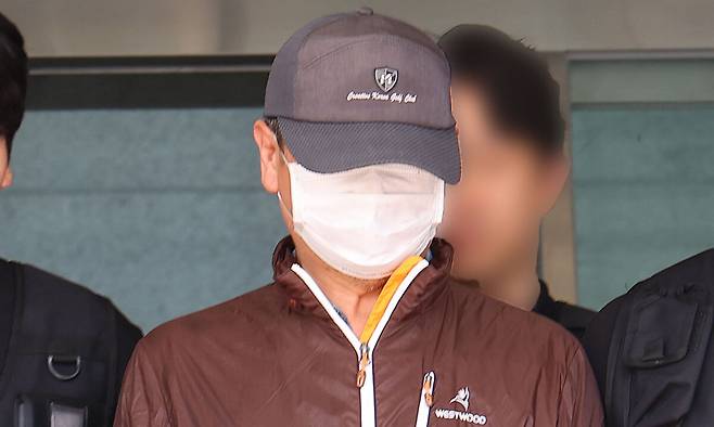 인천 송도에서 사제 총기로 아들을 살해한 60대 남성 조모씨가 지난 7월 30일 인천 논현경찰서 유치장에서 검찰로 송치되고 있다. 연합뉴스