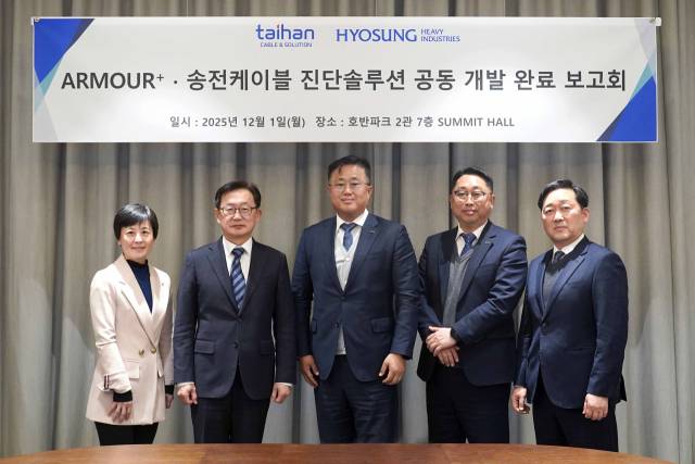 유인정(왼쪽 첫 번째) 효성중공업 상무, 임익순(왼쪽 세 번째) 대한전선 상무 등 대한전선과 효성중공업 관계자들이 통합 전력 솔루션 공동 개발 완료 보고회에 참석해 기념 사진을 촬영하고 있다. 사진제공=대한전선