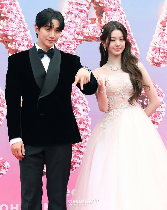 MC를 맡은 배우 이준호, 가수 장원영이 6일 가오슝 내셔널 스타디움에서 진행된 스타뉴스 주최 '10주년 아시아 아티스트 어워즈 2025(10th Anniversary Asia Artist Awards 2025, '10주년 AAA 2025') 레드카펫 행사에 참석해 포즈를 취하고 있다. 12월 6일~7일 양일에 걸쳐 가오슝 내셔널 스타디움에서 펼쳐지는 '10주년 아시아 아티스트 어워즈 2025(10th Anniversary Asia Artist Awards 2025, '10주년 AAA 2025')'와 페스타 'ACON 2025'는 MTN(머니투데이방송)과 위버스(Weverse)를 통해 각각 TV와 온라인 스트리밍으로 생중계 된다. /2025.12.06 /사진=이동훈 photoguy@