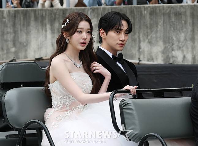 MC 이준호와 장원영이 6일 가오슝 내셔널 스타디움에서 진행된 스타뉴스 주최 '10주년 아시아 아티스트 어워즈 2025(10th Anniversary Asia Artist Awards 2025, '10주년 AAA 2025')에서 버기카 세리머니를 하고 있다. /사진=김진경 kim.jinkyung@