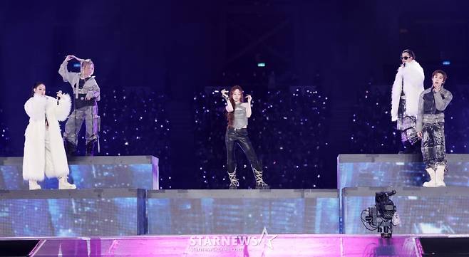 그룹 올데이프로젝트가 6일 대만 가오슝 내셔널 스타디움에서 진행된 스타뉴스 주최 '10주년 아시아 아티스트 어워즈 2025(10th Anniversary Asia Artist Awards 2025, '10주년 AAA 2025')에서 멋진 무대를 선보이고 있다. /2025.12.06 /사진=김휘선 hwijpg@