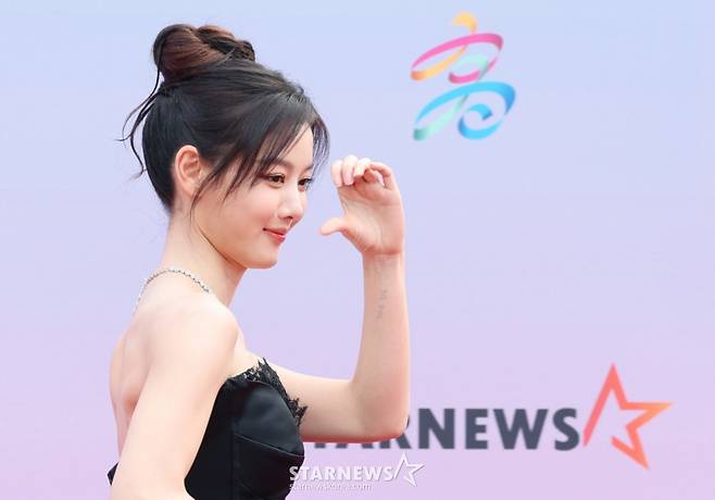 배우 김유정이 6일 가오슝 내셔널 스타디움에서 진행된 스타뉴스 주최 '10주년 아시아 아티스트 어워즈 2025(10th Anniversary Asia Artist Awards 2025, '10주년 AAA 2025') 레드카펫 행사에 참석해 포즈를 취하고 있다. /2025.12.06 /사진=이동훈 photoguy@