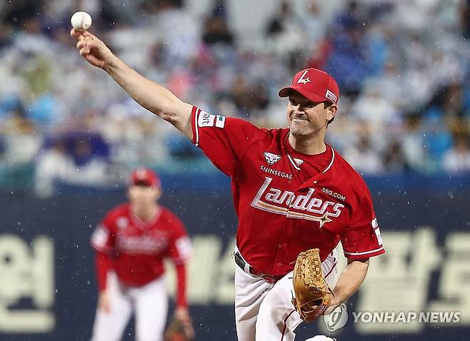 SSG 선발 드루 앤더슨 (대구=연합뉴스) 김성민 기자 = 13일 대구 삼성라이온즈파크에서 열린 2025 KBO 프로야구 포스트시즌 준플레이오프 3차전 SSG 랜더스와 삼성 라이온즈의 경기. 1회말 SSG 선발로 나선 드루 앤더슨이 역투하고 있다. 2025.10.13
ksm7976@yna.co.kr