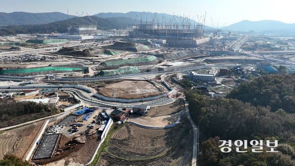 정부가 ‘반도체 세계 2강’으로 도약하겠다며 육성 전략을 발표했지만, 정작 반도체 산업의 핵심 지역인 수도권엔 향후 신규 클러스터를 구축하지 않겠다고 못 박았다. 사진은 지난달 4일 용인시 처인구 원삼면 용인 반도체 클러스터 공사 현장. 2025.11.4 /최은성기자 ces7198@kyeongin.com