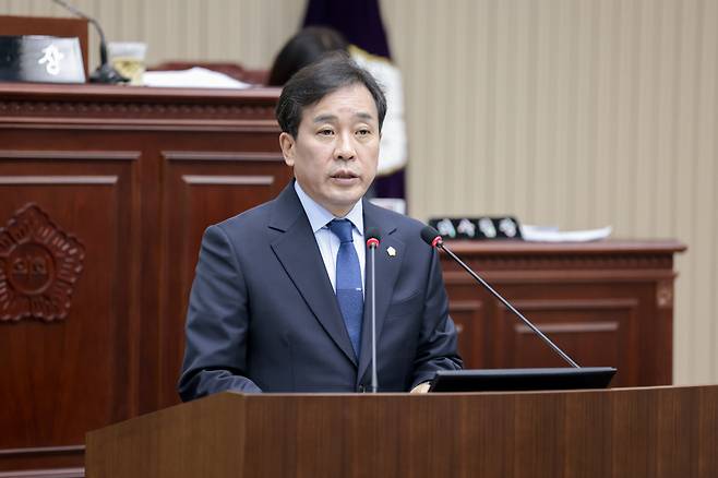 ▲ 권봉수 구리시의원이 9일 열린 구리시의회 제2정례회 제7차 본회의에서 2026 예산 심의 결과를 발표하고 있다. /사진제공=구리시의회