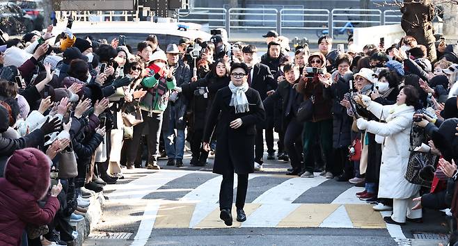 국민의힘 한동훈 전 대표가 3일 국회도서관 앞 쪽문에서 비상계엄 1주년 관련 기자회견을 하기 위해 들어서고 있다. / 연합뉴스