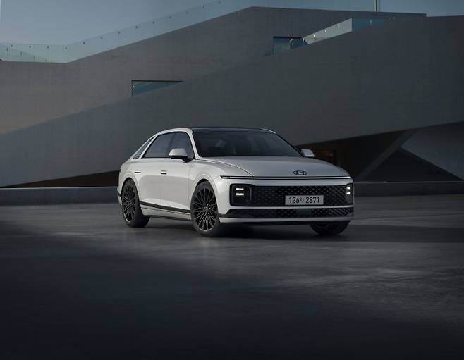 현대캐피탈이 연말 특집으로 그랜저 (하이브리드 포함) 구매 고객에게 200만 원 할인 또는 60개월 무이자 할부를 진행한다. 사진=현대캐피탈