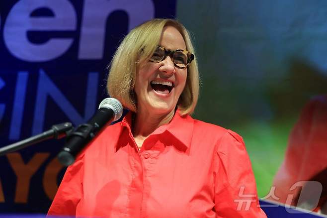 마이애미 시장 당선인 아일린 히긴스가 9일(현지시간) 플로리다 마이애미의 '마이애미 여성클럽'에서 열린 선거의 밤 파티에서 지지자들에게 승리를 축하하는 연설을 하고 있다. 2025.12.09. ⓒ AFP=뉴스1 ⓒ News1 이정환 기자