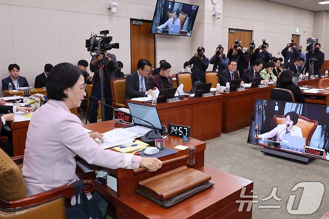 추미애 위원장이 10일 서울 여의도 국회에서 열린 법제사법위원회 전체회의에서 의사봉을 두드리고 있다. 2025.12.10/뉴스1 ⓒ News1 신웅수 기자