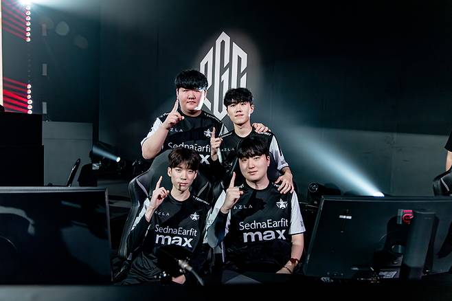 PGC 2025 출전 중인 아즈라 펜타그램 선수들이 포즈를 취하고 있다. 사진 | 크래프톤