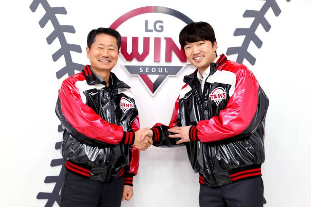 LG 김인석 사장과 박해민이 재계약을 마친 후 포즈를 취하고 있다. 사진 | LG 트윈스