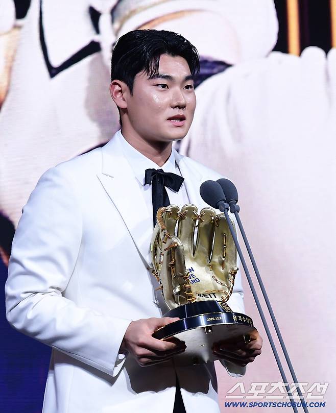 9일 서울 롯데호텔월드에서 KBO 골든글러브 시상식이 열렸다. 유격수 부문 골든글러브를 수상한 NC 김주원. 잠실=송정헌 기자songs@sportschosun.com/2025.12.09/