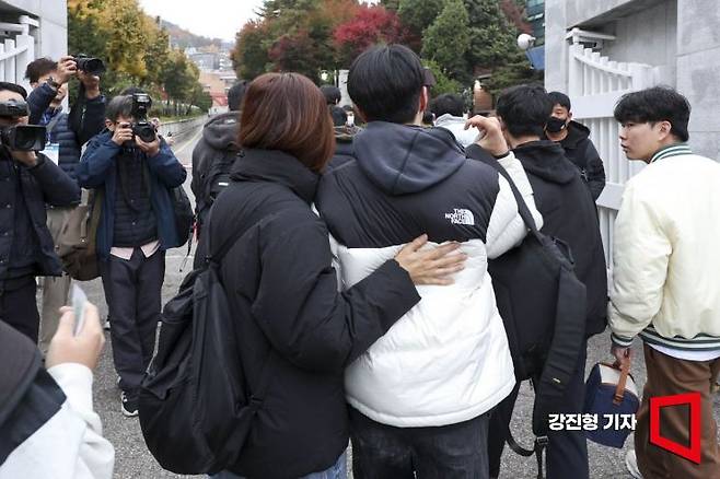2026학년도 대학수학능력시험일인 13일 서울 용산고등학교에서 어머니가 수험생 자녀를 격려하고 있다 2025.11.13 강진형 기자