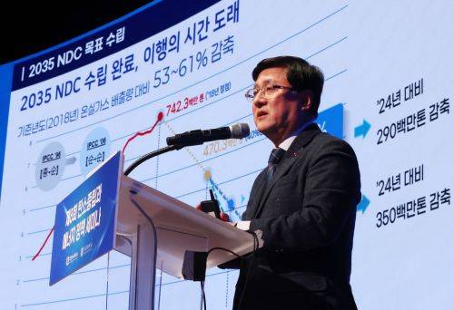 김성환 기후에너지환경부 장관이 10일 서울 중구 대한상공회의소에서 열린 탄소 중립과 에너지정책 세미나에서 기조 강연하고 있다. 2025.12.10 연합뉴스