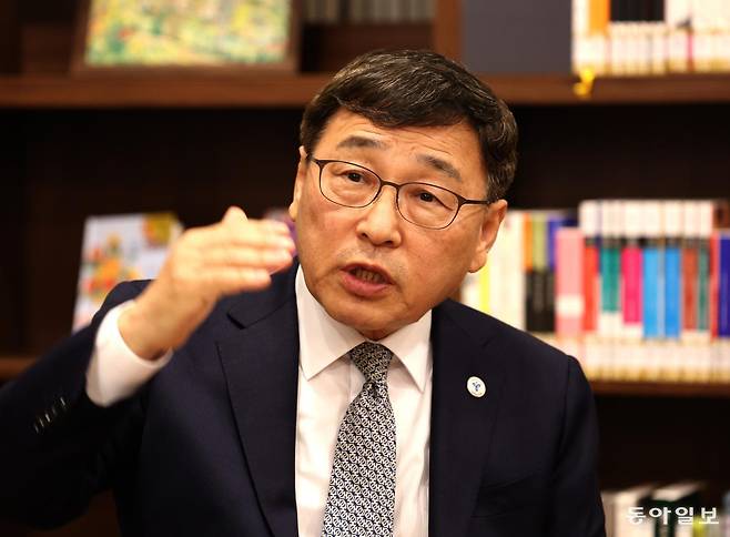정근식 서울시교육감이 25일 오후 서울 종로구 북촌로 정독서도서관 노벨문학라운지에서 본보와 인터뷰를 하고 있다. 변영욱 기자 cut@donga.com