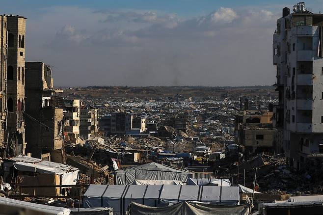 1일(현지시각) 가자지구 가자시티 동부 지역에 폐허 사이로 텐트가 보인다. EPA 연합뉴스