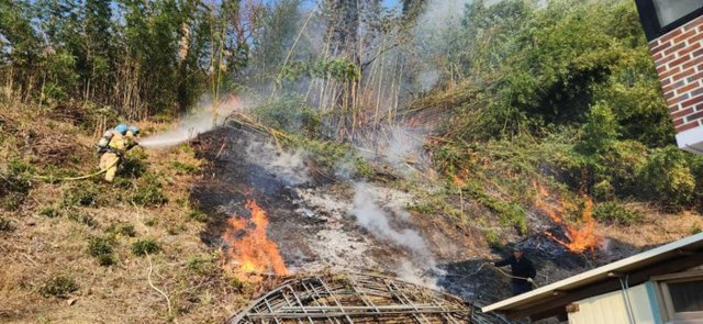 ▲ 10일 오전 10시 38분쯤 양양군 손양면의 한 주택에서 난 불이 인근 야산으로 번졌다가 1시간여 만에 진화됐다. 강원소방본부 제공