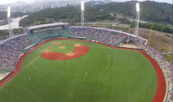 내년 1월 말 창단 예정인 ‘울산프로야구단(가칭)’의 홈구장이 될 울산 문수야구장 전경. 국제신문DB