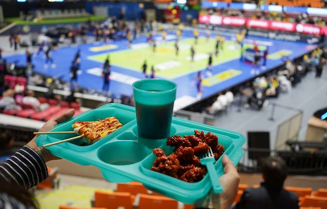 수원 현대건설 힐스테이트 경기장 내 다회용기 서비스./사진제공=잇그린