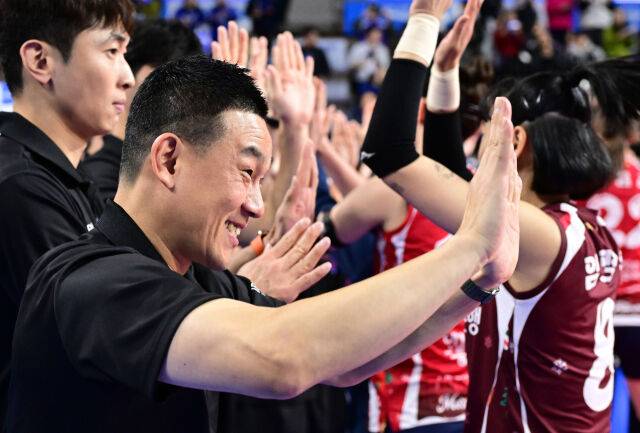 IBK기업은행 여오현 감독대행이 환하게 웃으며 선수들과 함께 승리를 만끽하고 있다 / 한국배구연맹(KOVO)