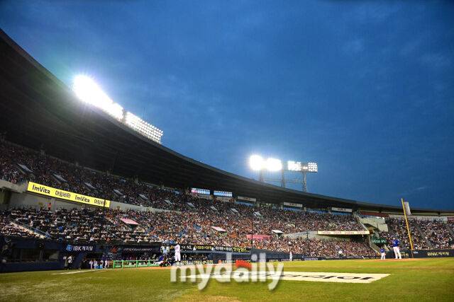 2025년 8월 8일 오후 서울 잠실구장에서 열린 '2025 신한 SOL뱅크 KBO 리그' 한화 이글스와 LG 트윈스의 경기가 매진됐다./마이데일리
