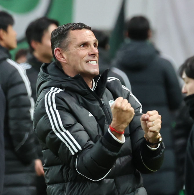 전북 현대에 ‘우승 DNA’를 되찾아준 거스 포옛 감독이 9일 한국을 떠났다. 6일 서울월드컵경기장서 열린 코리아컵 결승전을 우승한 뒤 주먹을 불끈쥐며 기뻐하는 모습. 뉴시스