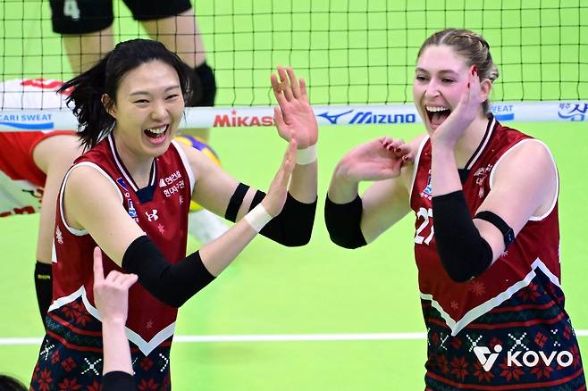 현대건설 양효진(왼쪽)이 9일 페퍼저축은행과 홈경기 도중 득점한 뒤 카리와 함께 기뻐하고 있다. 사진제공|KOVO