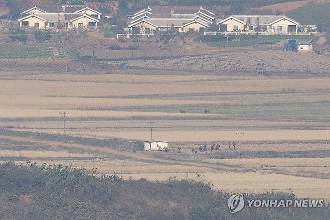 통일전망대에서 바라본 북한 황해북도 개풍군 주민들 (파주=연합뉴스) 임병식 기자 = 지난 10월 28일 경기도 파주시 오두산 통일전망대에서 바라본 북한 황해북도 개풍군의 주민들. 2025.10.28 andphotodo@yna.co.kr