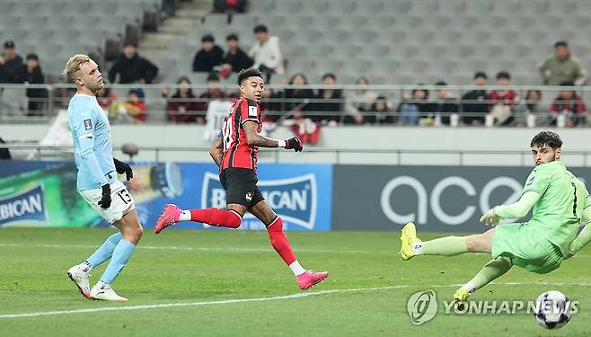 고별전 화끈한 선물 (서울=연합뉴스) 서명곤 기자 = FC서울 제시 린가드가 10일 서울 마포구 서울월드컵경기장에서 열린 2025-2026 아시아축구연맹(AFC) 챔피언스리그 엘리트(ACLE) 리그 스테이지 6차전 멜버른 시티(호주)와의 경기에서 골을 넣고 있다. 2025.12.10 seephoto@yna.co.kr