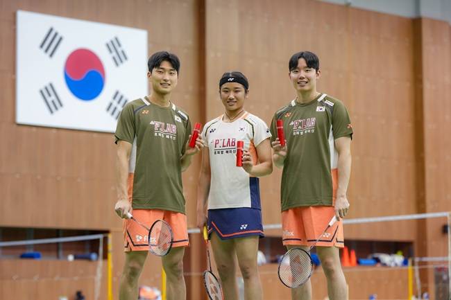 배드민턴 국가대표 안세영 선수와 남자 복식 최강조 김원호, 서승재 선수가 '르피렙 메이신 레드' 제품을 사용하고 있다. 르피랩은 대한배드민턴협회의 공식 후원사다./제공=피랩