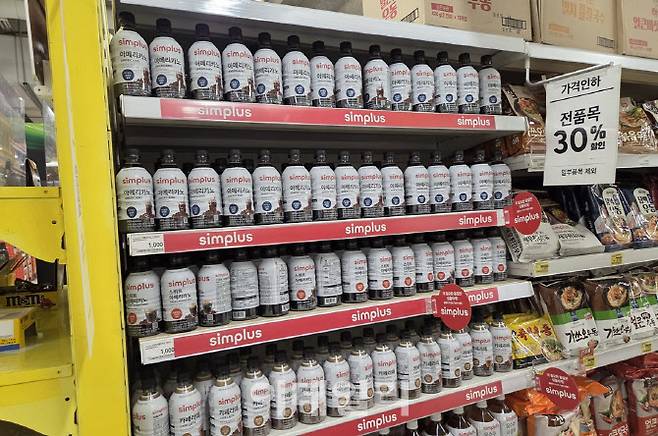 식품매장 커피 음료 코너 한 매대가 자체브랜드(PB) ‘심플러스’ 제품으로 채워져 있다. (사진=한전진 기자)