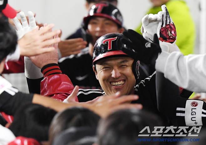 30일 대전 한화생명볼파크에서 열린 LG와 한화의 한국시리즈 4차전. 9회초 무사 1루 박동원이 투런포를 친 후 환영받고 있다. 대전=정재근 기자 cjg@sportschosun.com/2025.10.30/
