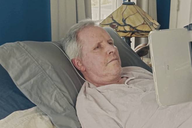 몸을 잘 쓰지 못하는 루게릭 환자가 머릿속 생각만으로 아이패드를 조작하는 모습. /싱크론