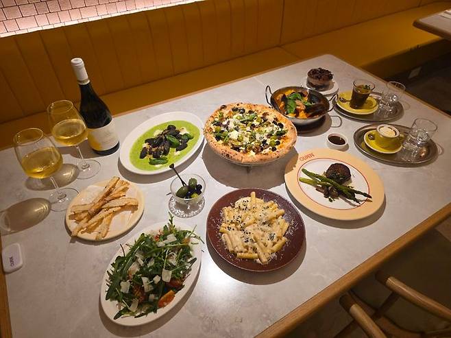 피자 ‘올리 올리베’와 파스타 ‘카치오 올리페페’ 등 올리페페 대표 메뉴.ⓒ임유정 기자