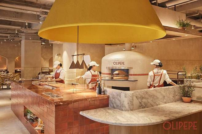올리페페 매장에서 피자이올로(피자 장인)가 피자를 만들고 있다.ⓒCJ푸드빌