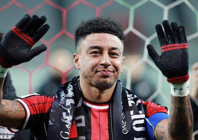 10일 서울 마포구 월드컵로 서울월드컵경기장에서 열린 2025~2026시즌 아시아축구연맹(AFC) 챔피언스리그 엘리트(ACLE) 리그 스테이지 6차전 FC서울과 멜버른 시티 경기 종료 후 진행된 환송행사에서 린가드가 팬들을 향해 마지막 인사를 하고 있다. 2025.12.10/뉴스1