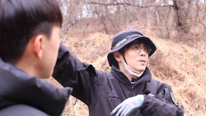 보령 불법 번식장 구조 현장 지휘하는 송지성 팀장의 모습 /사진=동물자유연대 제공