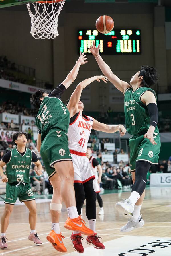 11일 원주에서 열린 원주 디비(DB)와 서울 에스케이(SK) 경기 장면. 프로농구연맹 제공
