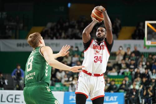 11일 원주에서 열린 원주 디비(DB)와 서울 에스케이(SK) 경기 장면. 프로농구연맹 제공