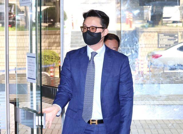 윤영호 전 통일교 세계본부장이 영장실질심사를 받기 위해 7월 30일 서울중앙지법에 출석하고 있다. 연합뉴스