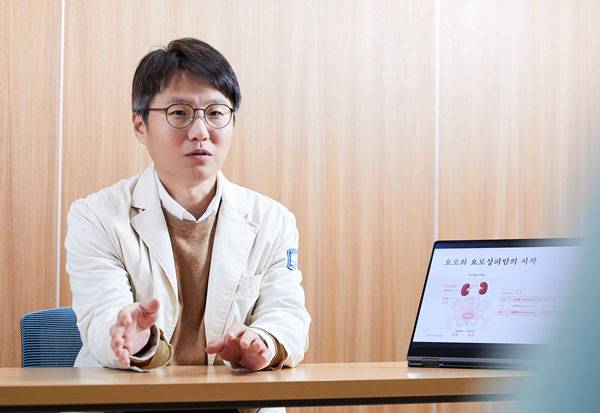 가톨릭대 성빈센트병원 종양내과 김현호 교수가 요로상피암의 최신 치료법에 대해 설명하고 있다./사진=신지호 기자