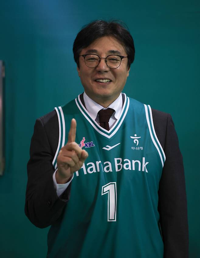 지난 8일 부천 하나은행과 인천 신한은행의 여자프로농구 경기에서 시투한 황선홍 대전하나시티즌 감독. 사진=WKBL