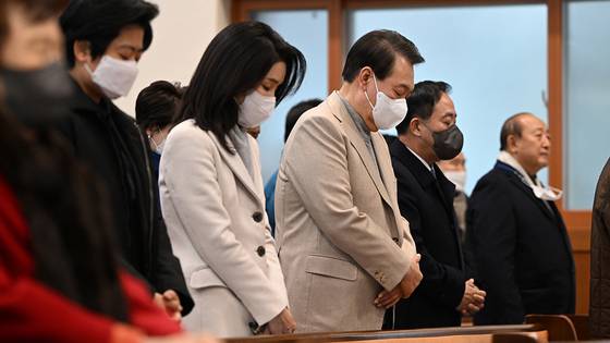 윤석열 대통령과 김건희 여사가 2022년 12월 25일 서울 성북구 영암교회에서 성탄절 예배를 드리고 있다. 사진 대통령실