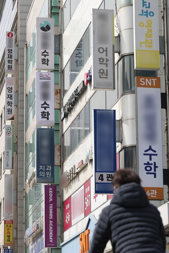 서울 강남구 대치동 학원가는 은마사거리를 중심으로 점차 확대되고 있다. 대로변뿐 아니라 골목 사이사이에도 크고 작은 학원들이 빼곡하게 들어서 있다. 연합뉴스