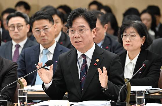 김영훈 고용노동부 장관이 11일 세종시 세종컨벤션센터 국제회의장에서 열린 2026년 부처 업무보고 농림축산식품부(농촌진흥청,산림청), 고용노동부에 대한 업무보고에서 보고를 하고 있다. 대통령실사진기자단