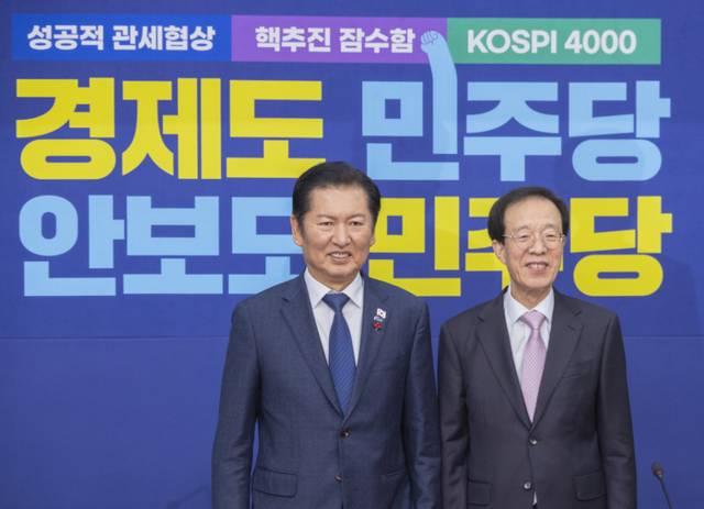 ▲ 더불어민주당 정청래 대표(왼쪽)가 11일 국회에서 이석연 국민통합위원회 위원장을 만나 기념 촬영하고 있다. 연합뉴스