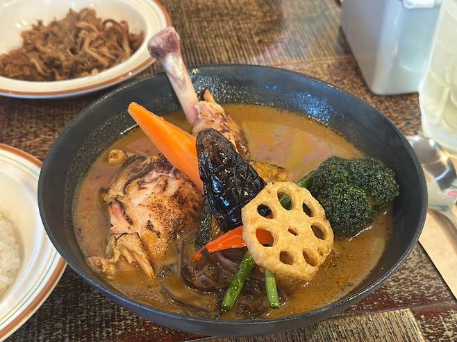 '스프카레'는 걸쭉한 일반 일본식 카레와 달리 맑은 육수에 여러 향신료를 더해 국물 요리처럼 즐긴다는 점이 특징이다. 사진은 카레시의 스프카레. /사진=다이어리알